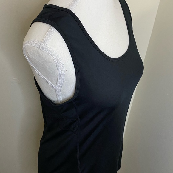 ZYIA Black Fitted Sleeveless Fitness Activewear Tank with zipper pocket - Picture 2 of 5